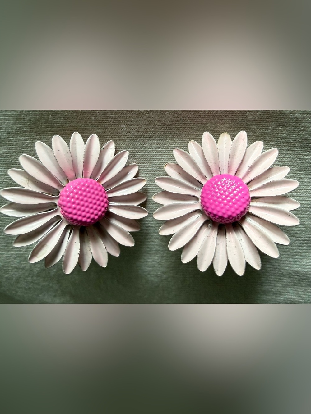 Adorable! Vintage Pink Daisy Flower Clip-On Earrings